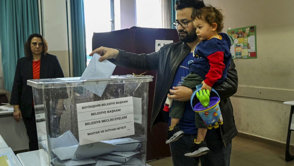 Οι πολίτες ψηφίζουν, ο «σουλτάνος» δεν αναγνωρίζει το αποτέλεσμα